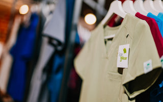 Fartuch medyczny z logo – sposób na budowanie rozpoznawalności