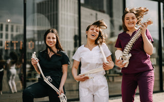 Biały bawełniany fartuch, scrubs do szkoły medycznej Umed Łódź