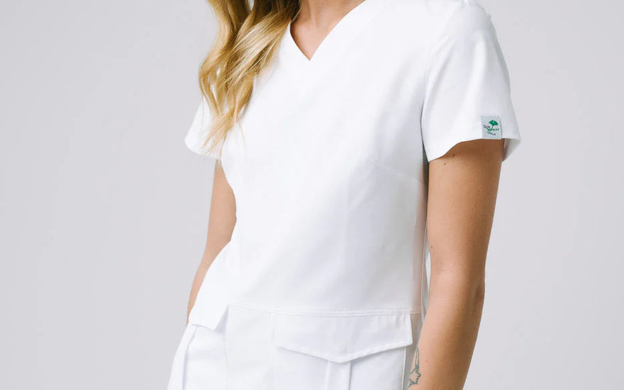 Stylowe i funkcjonalne bluzy medyczne dla kobiet – na co zwrócić uwagę przy zakupie?