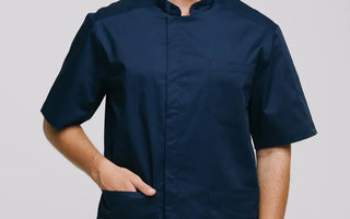 Odzież medyczna dla fizjoterapeutów – jak wybrać wygodną i profesjonalną odzież do pracy z pacjentami?