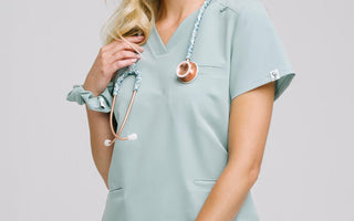 Ubrania medyczne dla laborantów – jak odpowiednio dopasować odzież roboczą do pracy w laboratorium?