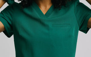 Bluza medyczna damska – jak wybrać model dopasowany do Twoich potrzeb i sylwetki?