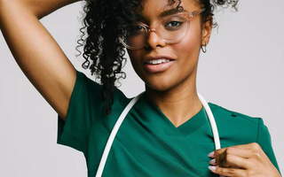 Scrubs w pediatrii – jak wybrać odzież przyjazną dla małych pacjentów?