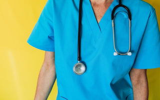 Odzież medyczna dla alergików – jakie tkaniny są najbezpieczniejsze?