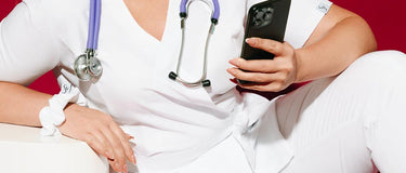 Scrubsy medyczne dla wymagających – dlaczego warto inwestować w jakość?