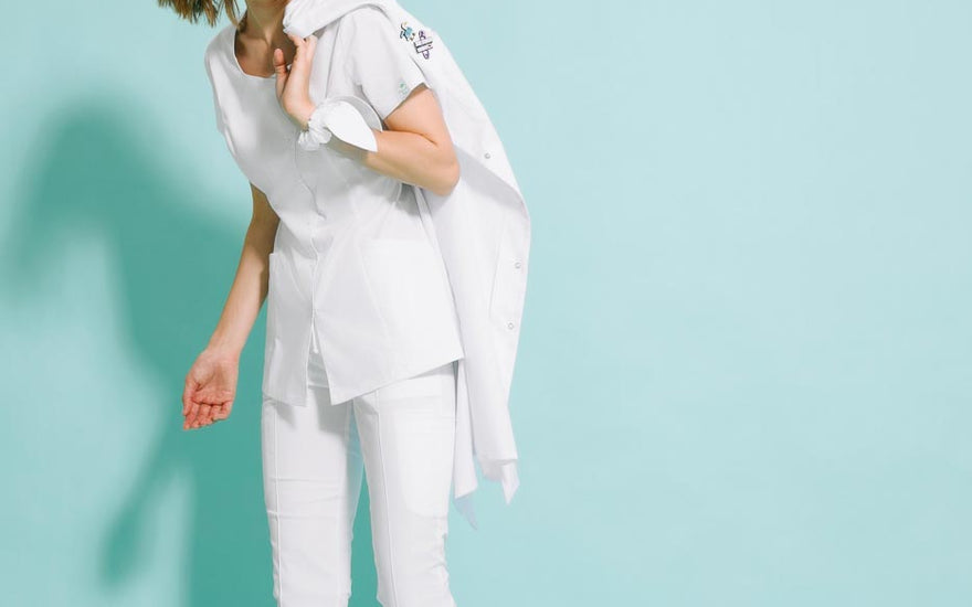 Biały bawełniany fartuch scrubs medyczny dla studentów z Łodzi