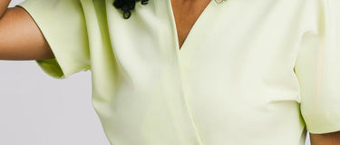 Z jakiego materiału powinna być sukienka medyczna? Porównanie różnych tkanin