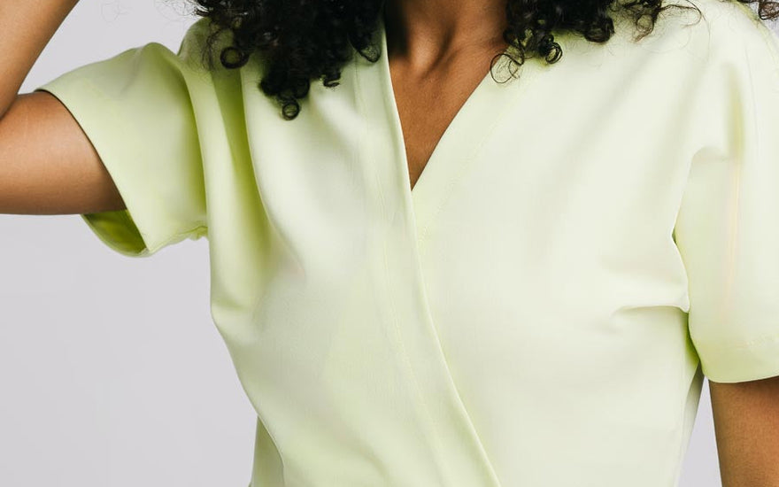 Z jakiego materiału powinna być sukienka medyczna? Porównanie różnych tkanin