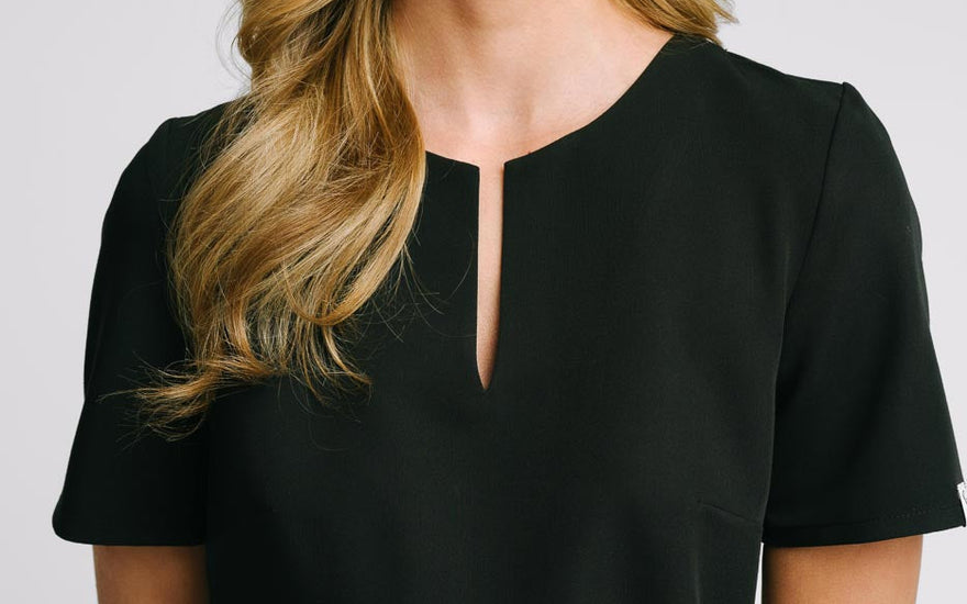 Sukienki medyczne do gabinetów kosmetycznych – czym różnią się od szpitalnych modeli?