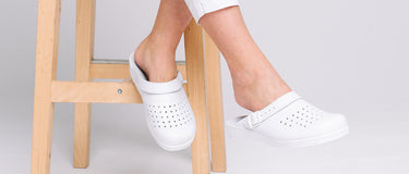 Obuwie medyczne: klapki czy sneakersy?