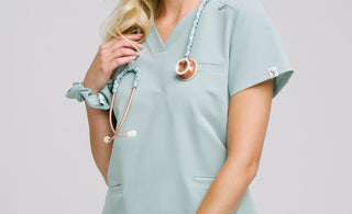 Ubrania medyczne dla laborantów – jak odpowiednio dopasować odzież roboczą do pracy w laboratorium?