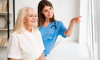 Jaki strój nosi opiekun medyczny?