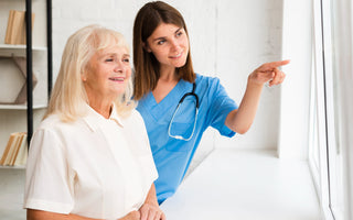 Jaki strój nosi opiekun medyczny?